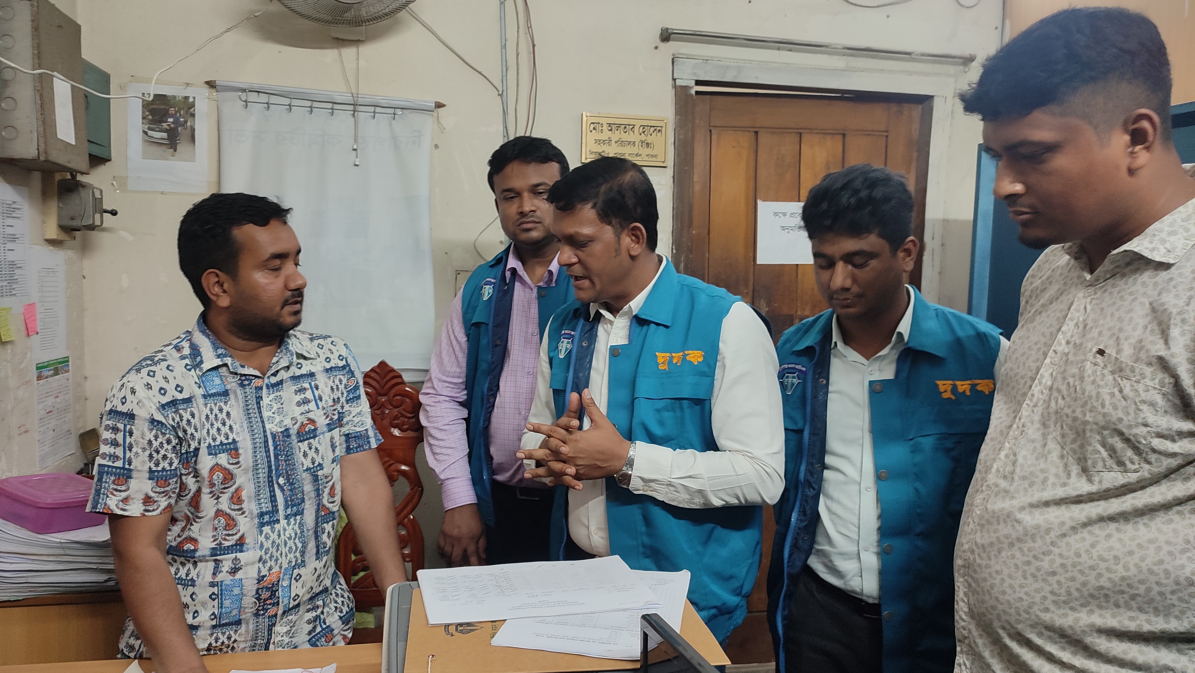 দালাল আর টাকা ছাড়া কাজ হয় না পাবনা বিআরটিএ কার্যালয়ে